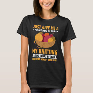 Camiseta Dê-me uma enorme quantidade de tea vovó tricotando