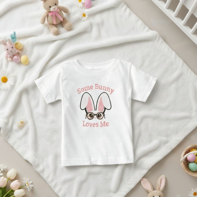 Camiseta de Páscoa para Bebê Menino - Algum Coelhi (Realistic view of the Some Bunny Loves Me baby t-shirt perfect for Easter 2026!)