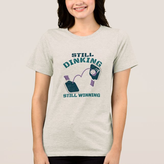 Camiseta de pickleball Ainda Bebendo Ainda Vencend (Frente)