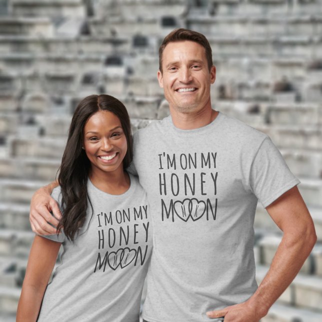 Camiseta de Recém-Casados em Lua de Mel (On My Honeymoon Newlyweds T-Shirt just for you. Add your initials!)