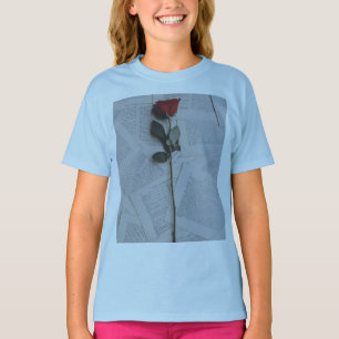 Camiseta de Rosa Vermelha em Livro Aberto   Bo Rom