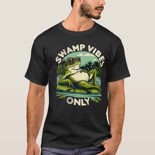 Camiseta de Sapo Relaxando - Vibrações do Pântano (Frente)