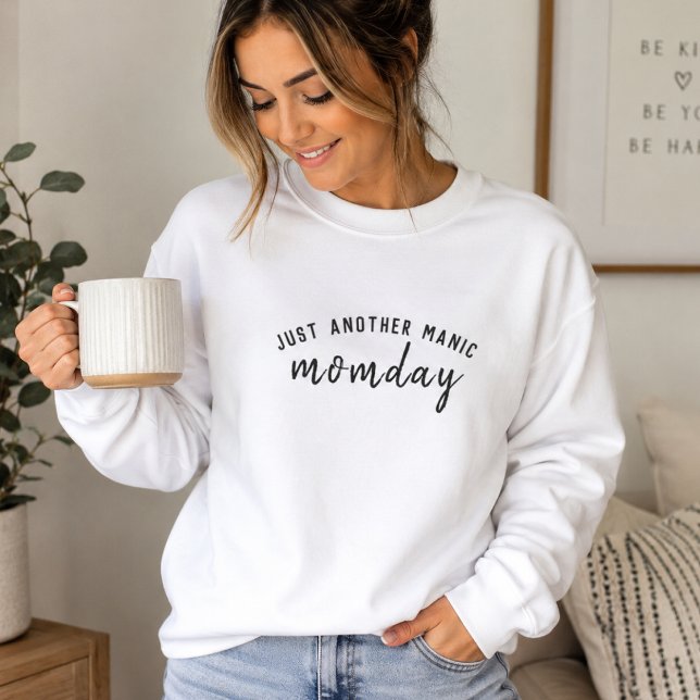 Camiseta de Suor da Vida de Mãe | Apenas Mais um D (Funny mom sweatshirt with Just Another Manic Momday quote for coffee runs and errands.)