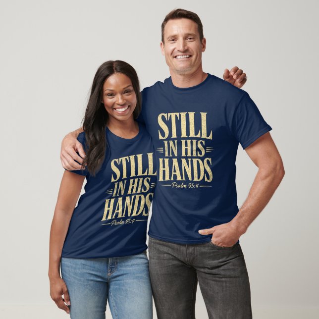 Camiseta de Texto Creme Modelo Ainda Em Suas Mãos (Unissex)