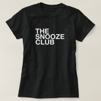 Camiseta de Tipografia Minimalista - The Snooze Cl