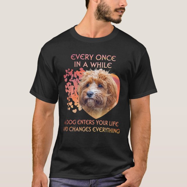 Camiseta De Vez Em Quando Um Cavapoo Entra Em Você (Frente)