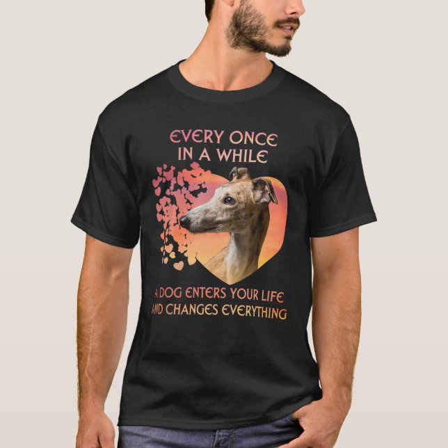 Camiseta De Vez Em Quando Um Greyhound Entra Em Você A Vida (Frente)