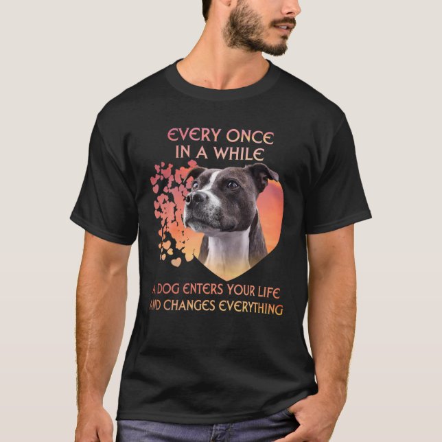 Camiseta De Vez Em Quando Um Staffordshire Bull Terrier (Frente)