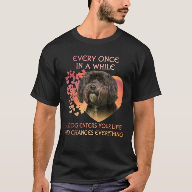 Camiseta De Vez Em Quando Um Terrier Tibetano Entra Em Você (Frente)