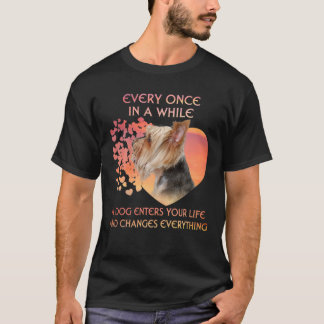 Camiseta De Vez Em Quando Um Yorkie Entra Sua Vida