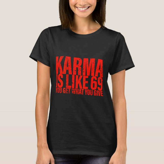 Camiseta (de volta) Karma é como 69 Você Recebe o que Dá Fu (Frente)