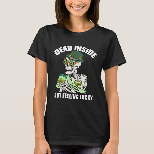 Camiseta Dead Inside But Feeling Lucky A St Patrick s Feeli (Frente)