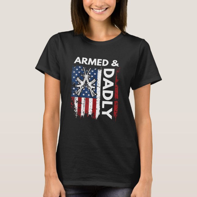 Camiseta Deadly Father Fathers Day Gun Pun Armed And Dadly (Frente)