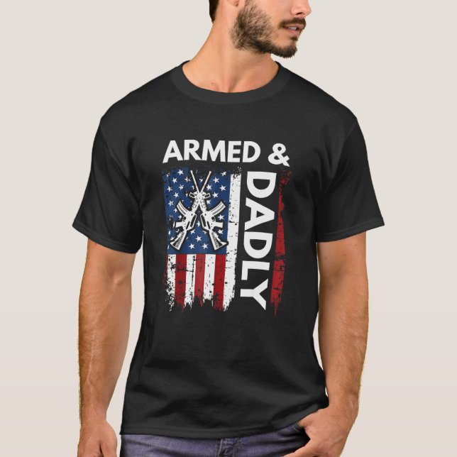 Camiseta Deadly Father Fathers Day Gun Pun Armed And Dadly (Frente)