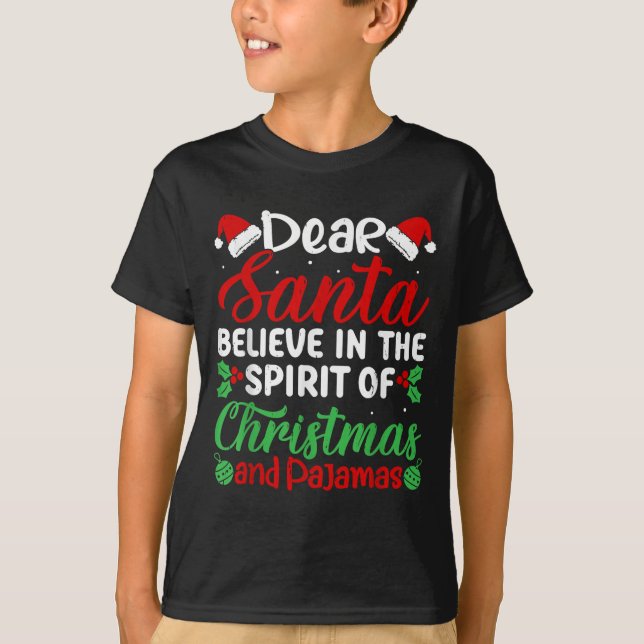 Camiseta Dear Santa Believe In Srit Of Xmas Pajamas Christm (Frente)