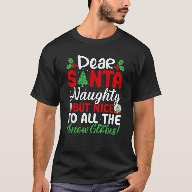 Camiseta Dear Santa Naughty But Nice To All The Snow Globes (Frente)