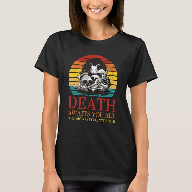 Camiseta Death Awaits You All With Big Nasty Pointy Teeth R (Frente)