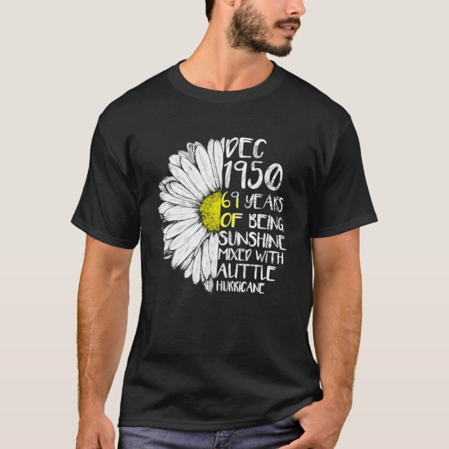 Camiseta DECEMBER Girl Fez Em 1950, 69º Furacão Sunshine (Frente)
