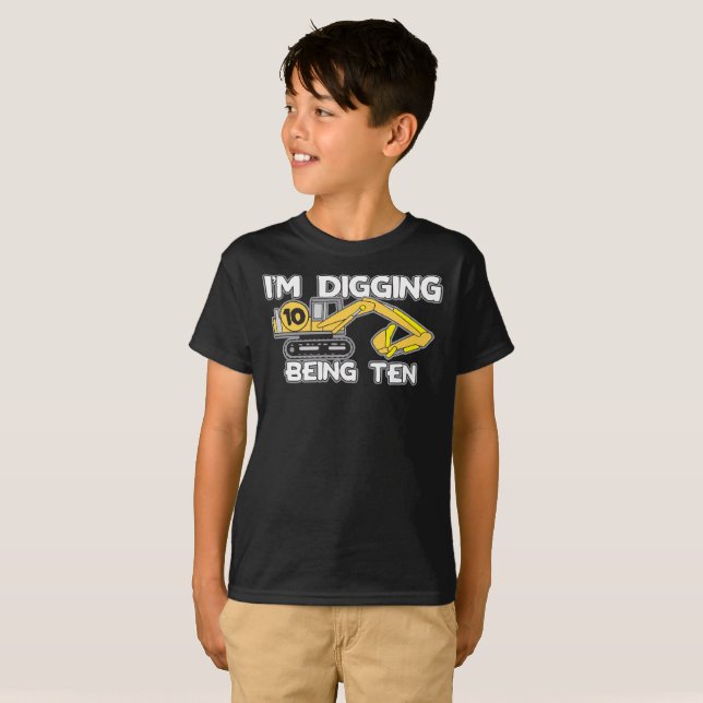 Camiseta Décimo Aniversário da Criança, estou cavando sendo (Frente Completa)