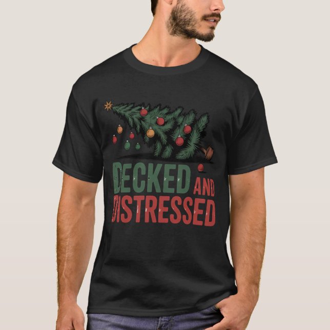Camiseta Decked and Distressed | Funny Fallen Tree Holiday  (Frente)