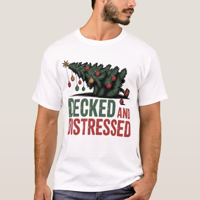 Camiseta Decked e Aflito | Natal de Árvore Caída Engraçada (Frente)