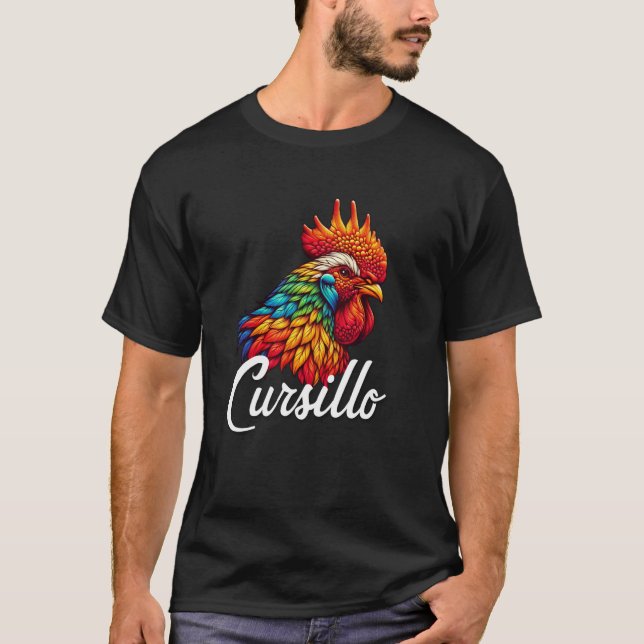 Camiseta DeColores Cursillo Rainbow Rooster Católico 8 (Frente)