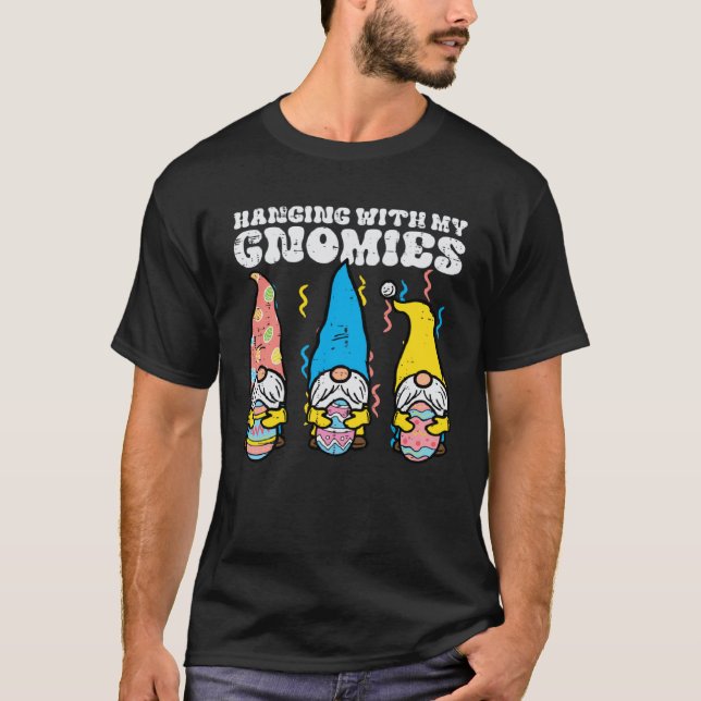 Camiseta Decoração de Páscoa com Meus Gnomies Anões Combina (Frente)