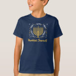 Camiseta Decorativo Menorah Hanukkah<br><div class="desc">Celebrar o Festival das Luzes com a t-shirt decorativa do Chanucá,  com uma menorah dourada rodeada de folhas,  estrelas e espirais. Adicione a sua própria mensagem em amarelo brilhante por baixo. Perfeito para aqueles oito dias e noites malucos! Disponível com produtos correspondentes.</div>