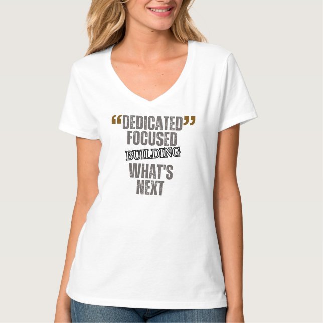 Camiseta Dedicado. Focado. Construindo o que vem a seguir – (Frente)