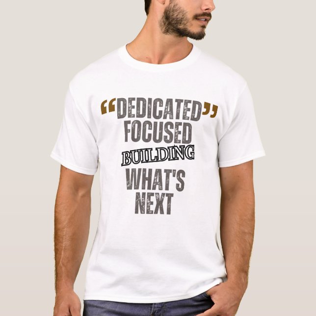 Camiseta Dedicado. Focado. Construindo o que vem a seguir – (Frente)