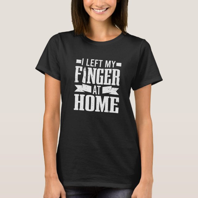 Camiseta Dedo Amputee Deixou Meu Dedo Em Casa (Frente)