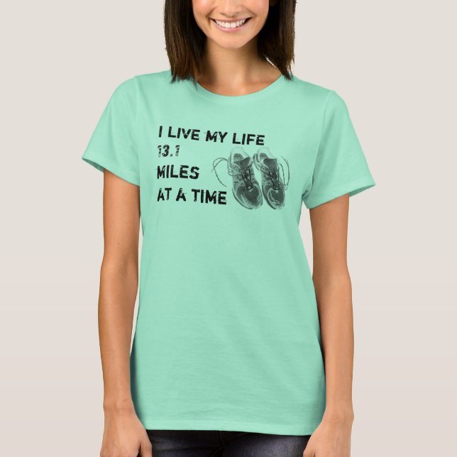 Camiseta Dedo das Mulheres - Vida a 13,1 milhas de cada vez (Frente)