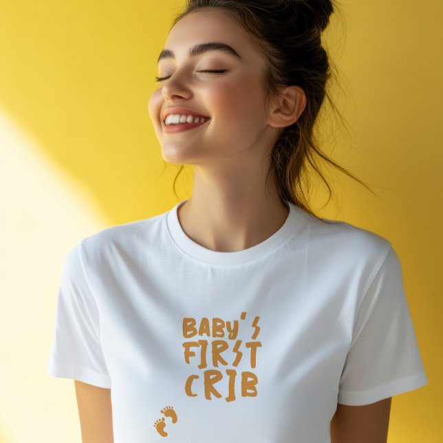 Camiseta Dedo de bebê de gravidez engraçado laranja (It has the sweetest little orange fingerprint design and says "Baby's First Crib")