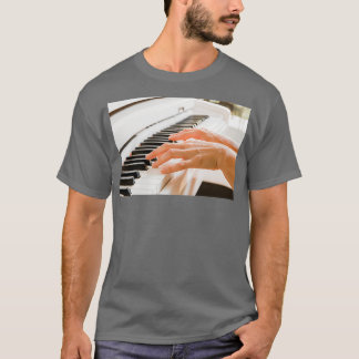 Camiseta dedos e mãos de uma mulher tocando piano branco