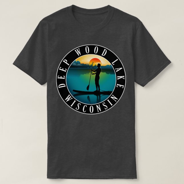 Camiseta Deep Wood Lake Wisconsin (Frente do Design)