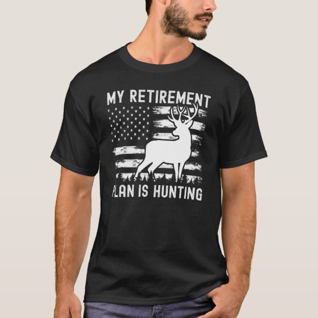 Camiseta Deer Hunting USA Flag My Retirement Plan is Huntin (Frente)
