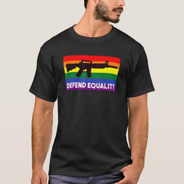 Camiseta Defender Igualdade Lgbt Gay Flag Assalto Rifle (Frente)