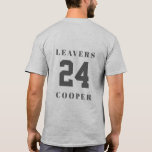 Camiseta Deixa 24 Design traseiro com nome personalizado<br><div class="desc">O destaque dessa camiseta é a opção de personalizá-la com seu nome,  fazer-a uma recordação única e especial do seu tempo na escola. Quer você esteja procurando um presente para um amigo que se formou ou queira se tratar a um souvenir personalizado,  esta camiseta é uma escolha excelente.</div>