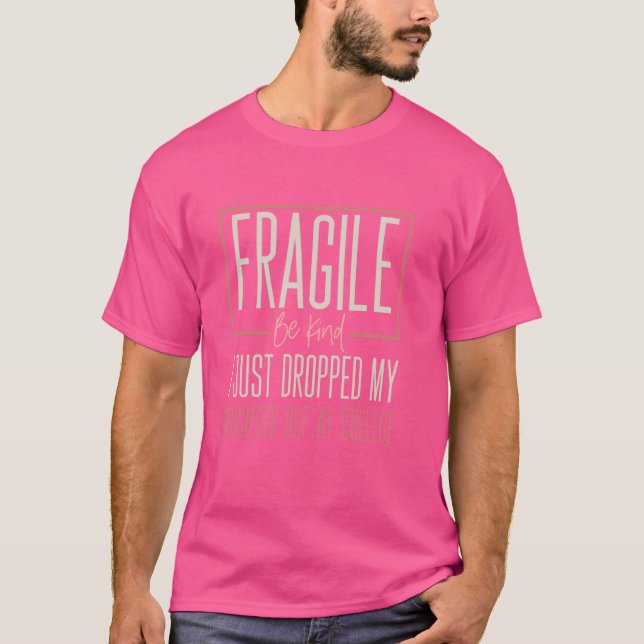 Camiseta Deixando Para A Faculdade Frágil... Apenas Largou  (Frente)
