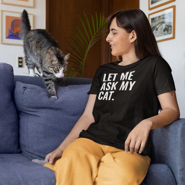 Camiseta Deixe-Me Perguntar Meu Gato (Let Me Ask My Cat. shirt on a woman talking to her cat.
)