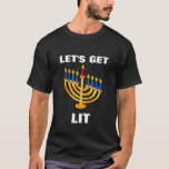 Camiseta "Deixe-nos obter t-shirt do Lit"<br><div class="desc">O t-shirt que caracteriza um menorah de Hanukkah e "deixou-nos obter o Lit."</div>
