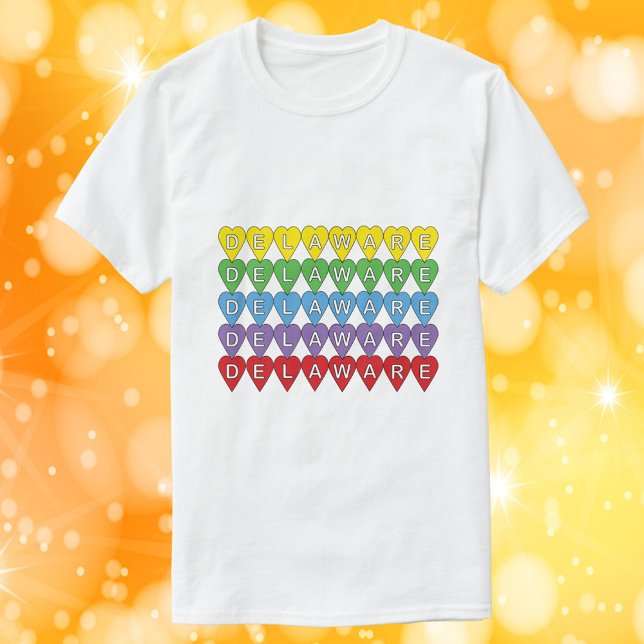 Camiseta Delaware Hearts Colorful Rainbow (A shirt with yellow, green, blue, purple and red hearts that say Delaware)
