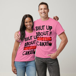 Camiseta DELUX fechou acima sobre o texto do preto do bolo