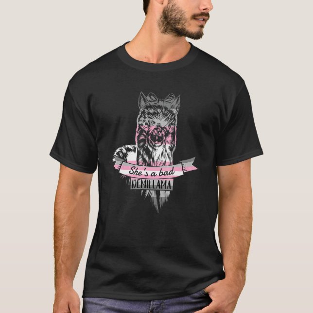 Camiseta Demigirl Ela é uma má Llama Demigirl Orgulho Lgbt  (Frente)
