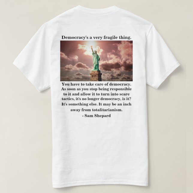 Camiseta Democracia é uma coisa muito frágil. (Verso do Design)