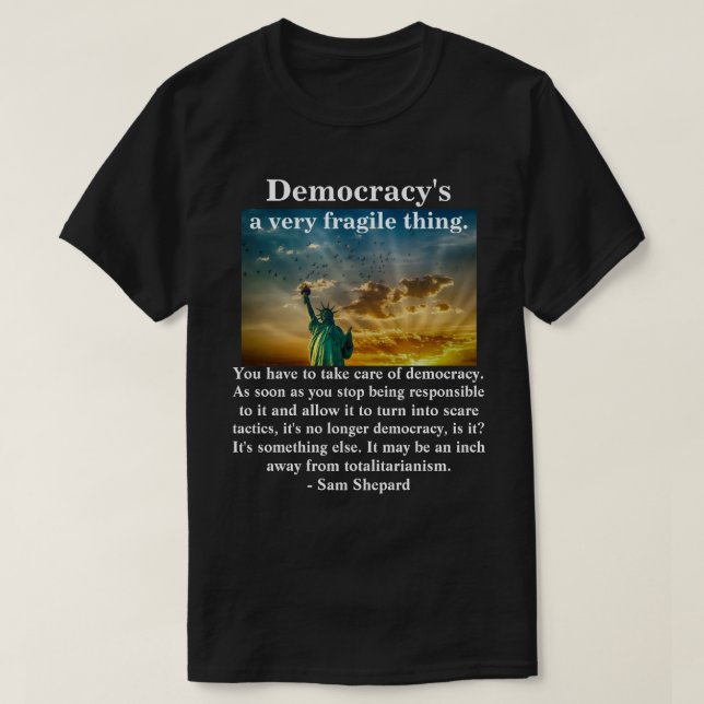 Camiseta Democracia é uma coisa muito frágil. (Frente do Design)