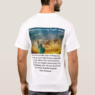 Camiseta Democracia é uma coisa muito frágil.