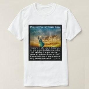 Camiseta Democracia é uma coisa muito frágil.