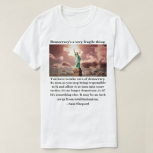 Camiseta Democracia é uma coisa muito frágil.