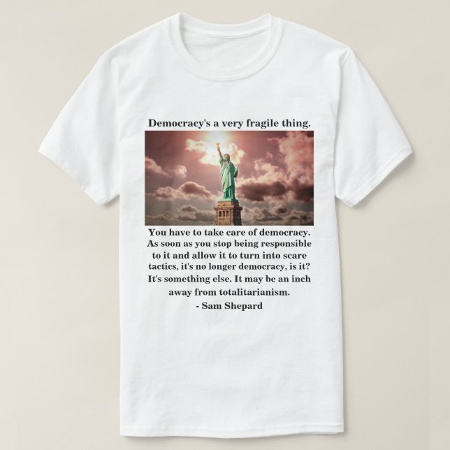 Camiseta Democracia é uma coisa muito frágil. (Frente do Design)
